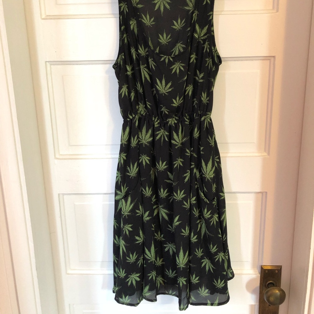 Cannabis print dress w/ pockets!